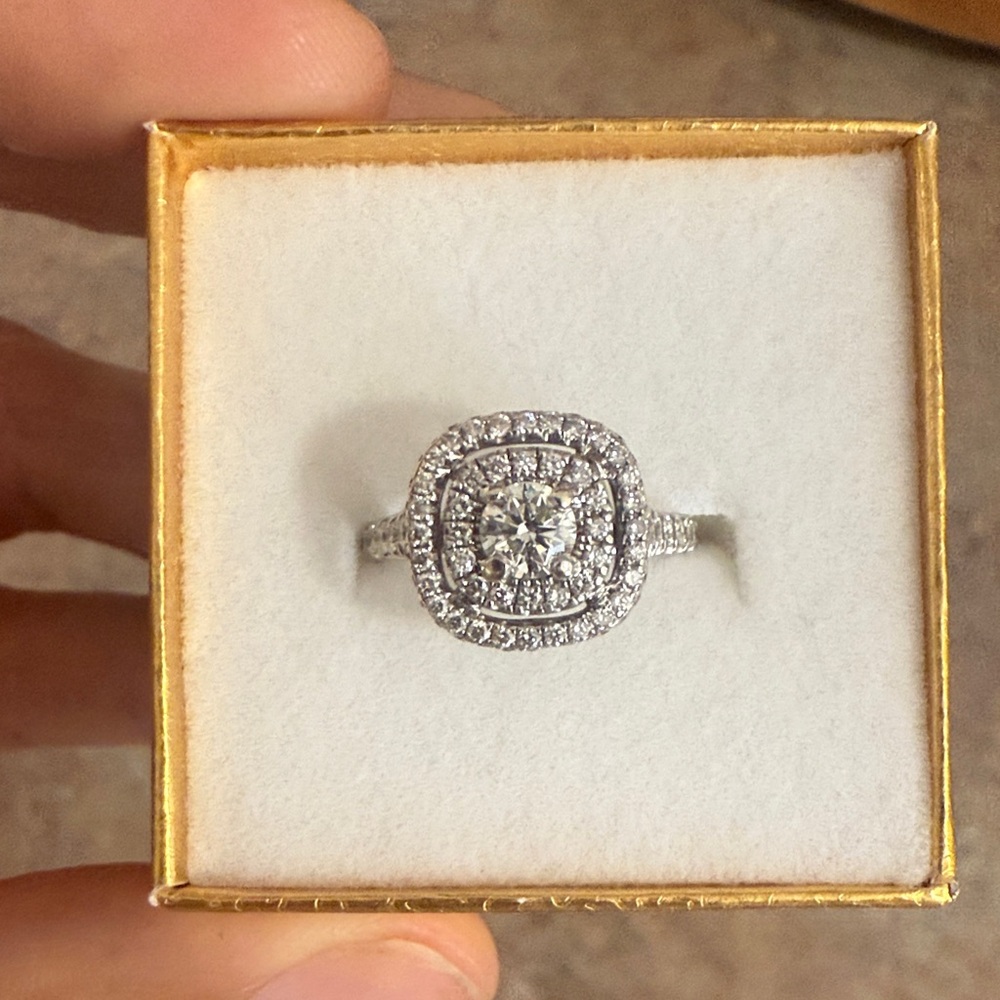 Elegant white gold engagement Diamond Ring